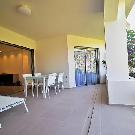 Brand New Surrounded By Tropical Gardens! شقة